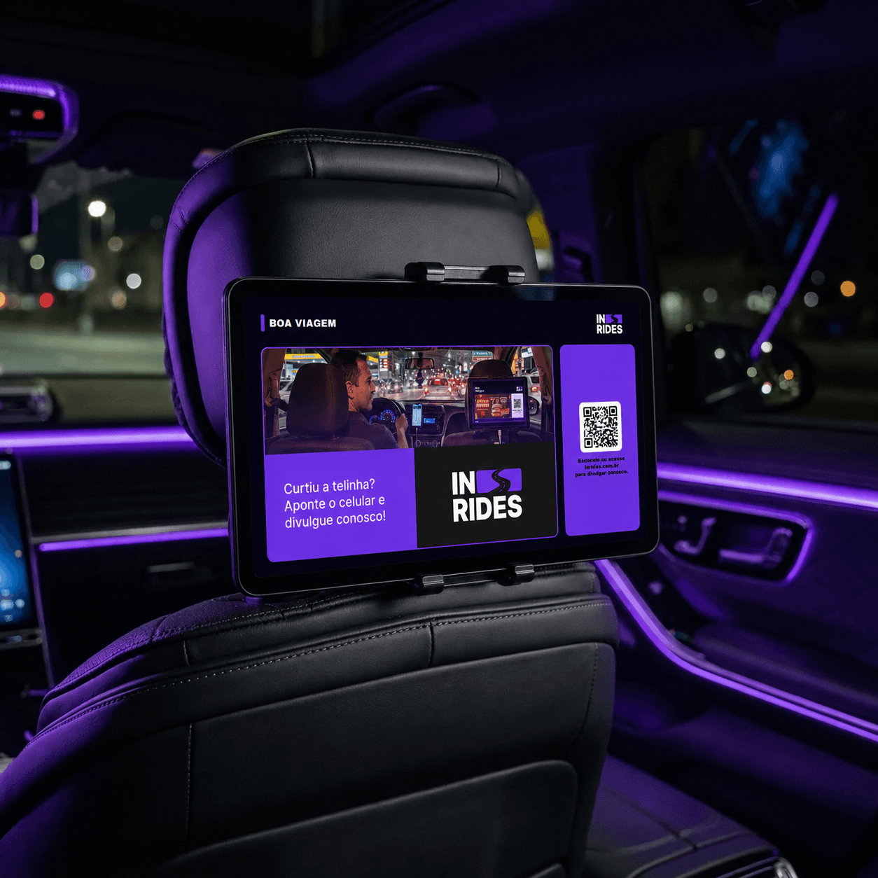 Tablet digital com a plataforma In Rides exibindo anúncio dinâmico no interior de um carro de aplicativo