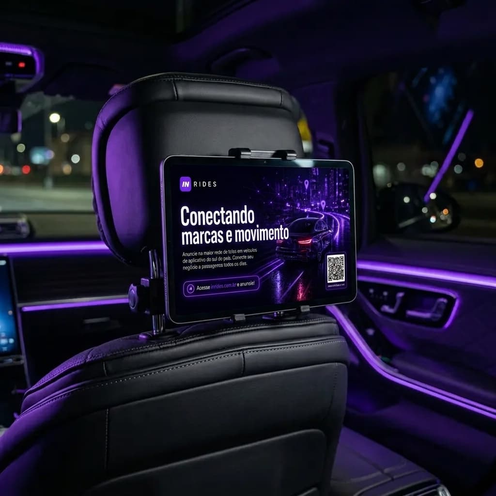 Tablet digital com a plataforma In Rides exibindo anúncio dinâmico no interior de um carro de aplicativo